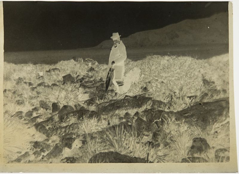 Edmond Evenepoel près de la mer à Tipasa
