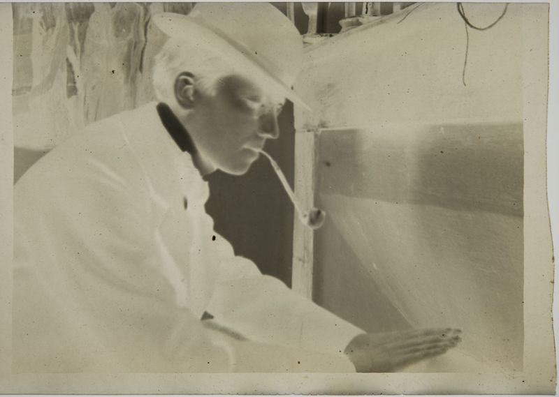 Raoul du Gardier à la pipe devant la cheminée dans l'atelier qu'il partage avec Henri Evenepoel