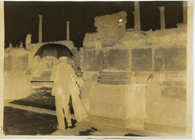 Edmond Evenepoel de dos dans les ruines romaines sur le Decumanus 
Maximus (Timgad)