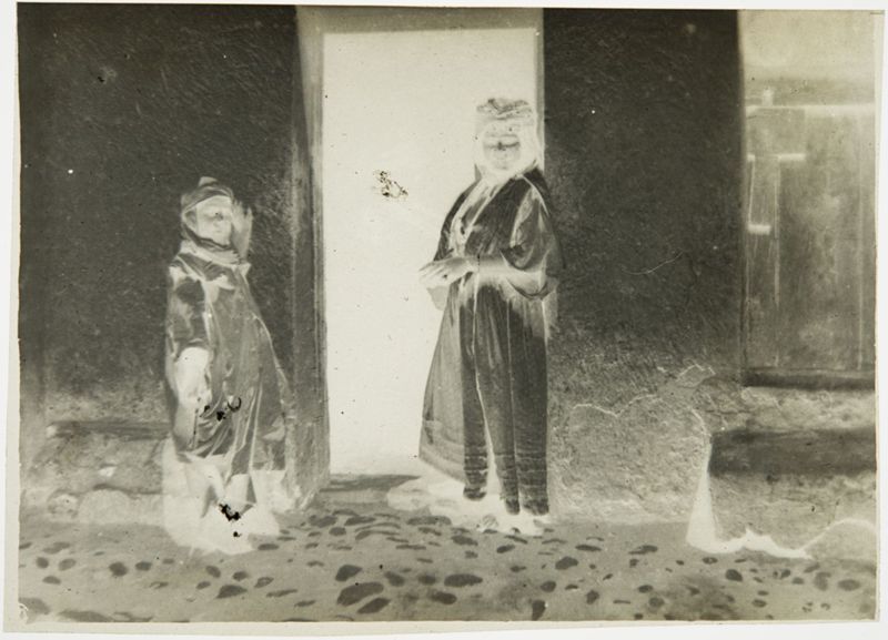 Scène de rue, femme et enfant dans le quartier des Ouled Naïl (Biskra)