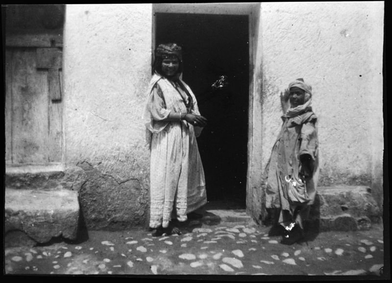 Scène de rue, femme et enfant dans le quartier des Ouled Naïl (Biskra)