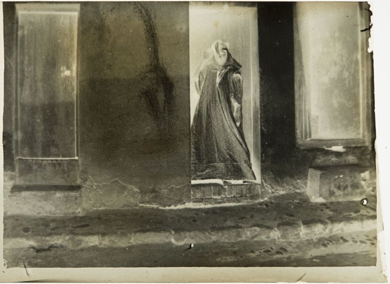 Scène de rue, femme à la porte de sa maison dans le quartier des Ouled Naïl(Biskra)