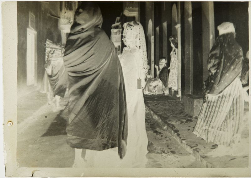 Scène de rue, Femmes dans le quartier des Ouled Naïl (Biskra)