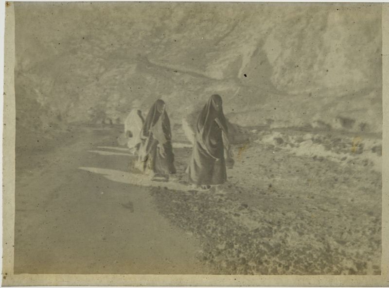 Femmes sur la route de Tipasa