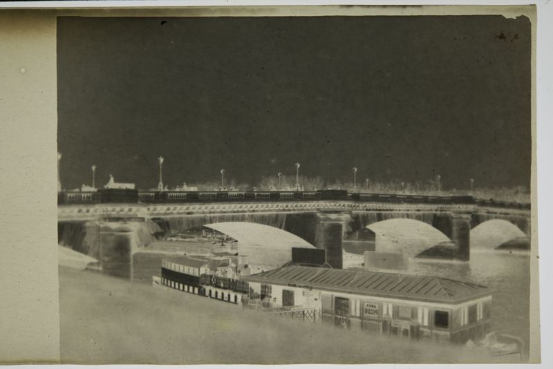 Embarcadère sur la Seine (Paris).