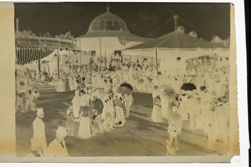 Scène de rue, Fête aux Invalides (Paris).