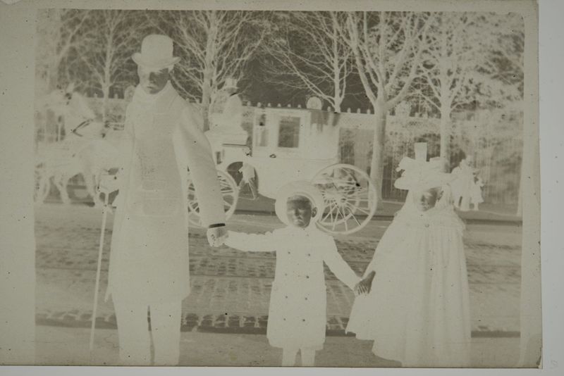 Sophie et Charles De Mey en promenade avec Henri Evenepoel (Paris).