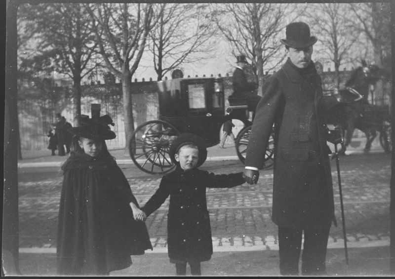 Sophie et Charles De Mey en promenade avec Henri Evenepoel (Paris).