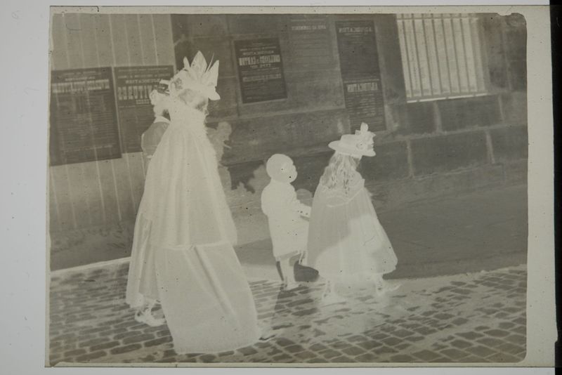 Sophie et Charles De Mey, Louise De Mey-van Mattemburgh, Henriette De Mey et la bonne (cachée), en promenade (Paris).