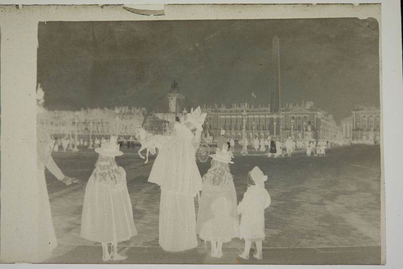 Henriette De Mey, la bonne, Charles et Sophie De Mey en promenade, place la Concorde (Paris).