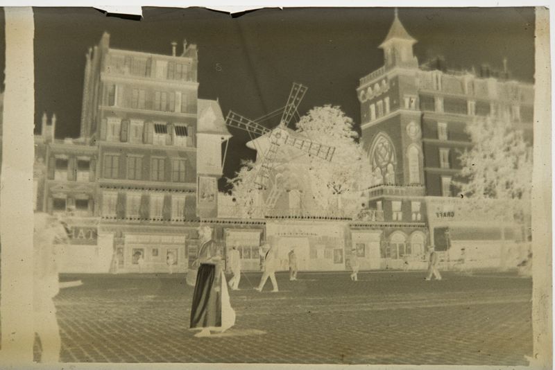 La Place Blanche et le Moulin Rouge (Paris).