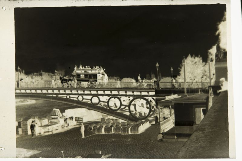 Scène de rue (l'omnibus Batignolles-Clichy-Odéon), Pont du Carrousel (Paris).