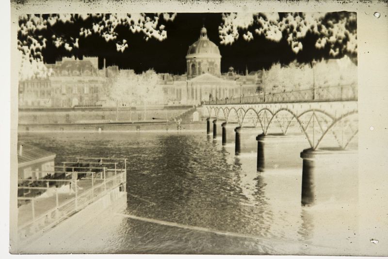 Le Pont des Arts et l'Institut de France, depuis le quai du Louvre (Paris)