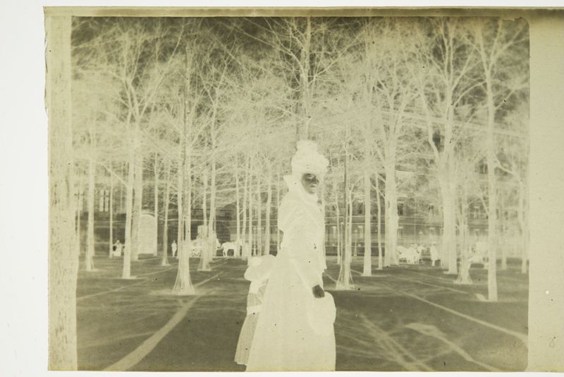 Marguerite Devis-Fraikin et Charles De Mey 
en promenade sur l'esplanade des Invalides (Paris).