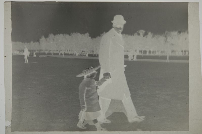 Henri Evenepoel et Charles De Mey en 
promenade, sur l'esplanade des Invalides (Paris).