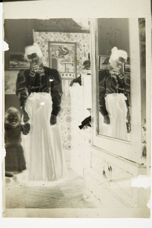 Louise De Mey-van Mattemburgh et Charles 
De Mey debout, rue Saint-Dominique (Paris)