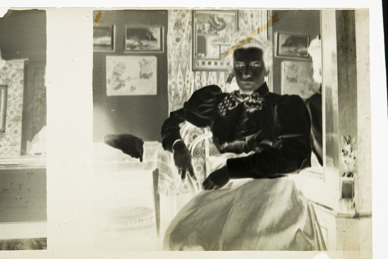 Louise De Mey-van Mattemburgh assise, rue Saint-Dominique (Paris)