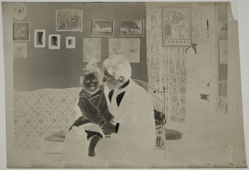 Charles De Mey sur les genoux d'Henri Evenepoel, dans la chambre de Louise De Mey-van Mattemburgh, rue Saint-Dominique (Paris)