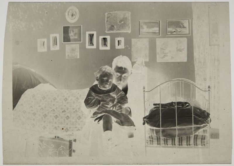 Charles De Mey sur les genoux d'Henri Evenepoel,  dans la chambre de Louise De Mey-van Mattemburgh, rue Saint-Dominique (Paris)