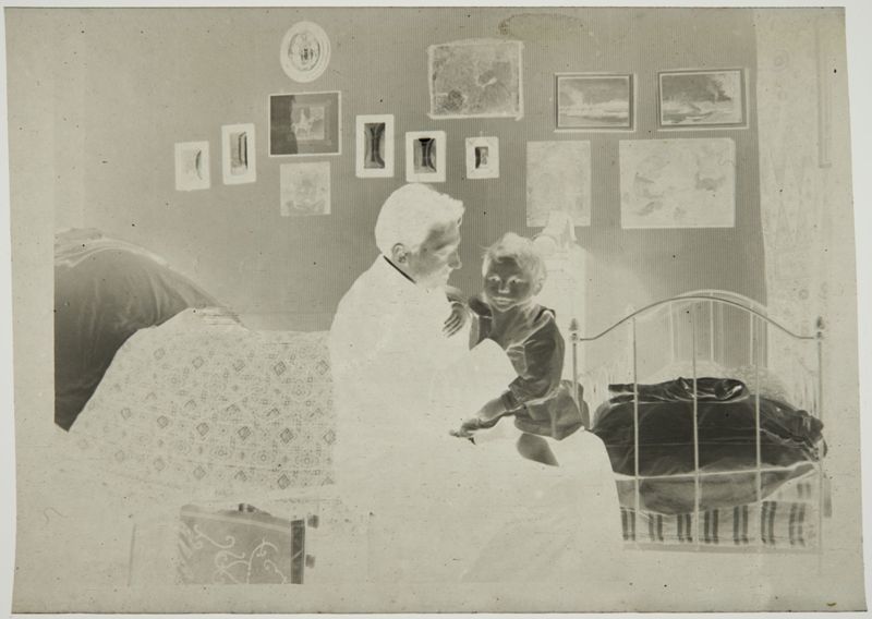 Charles De Mey sur les genoux d'Henri Evenepoel, dans la chambre de Louise De Mey-van Mattemburgh, rue Saint-Dominique (Paris)