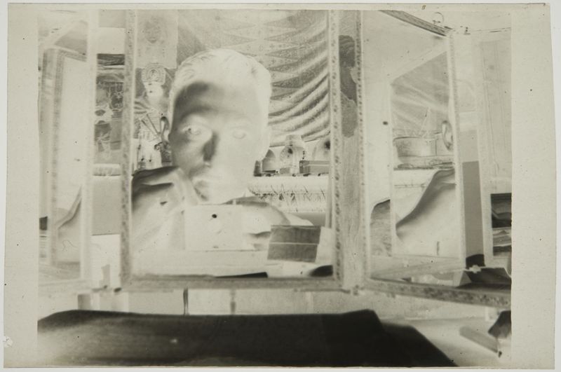 Autoportrait d'Henri Evenepoel dans un miroir à 3 faces de son atelier, 21bis  avenue de La Motte-Picquet (Paris).
