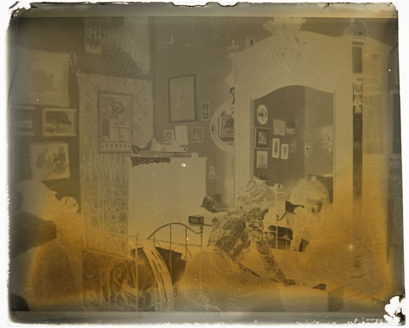 Louise De Mey-van Mattemburgh dans sa chambre, rue Saint-Dominique (Paris)