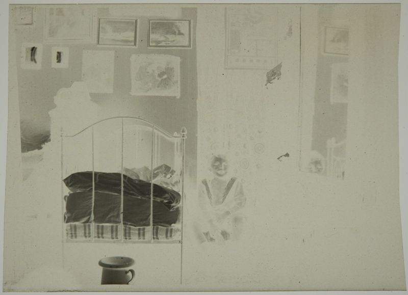 Charles De Mey dans la chambre de Louise De Mey-van Mattemburgh, rue Saint-Dominique (Paris)