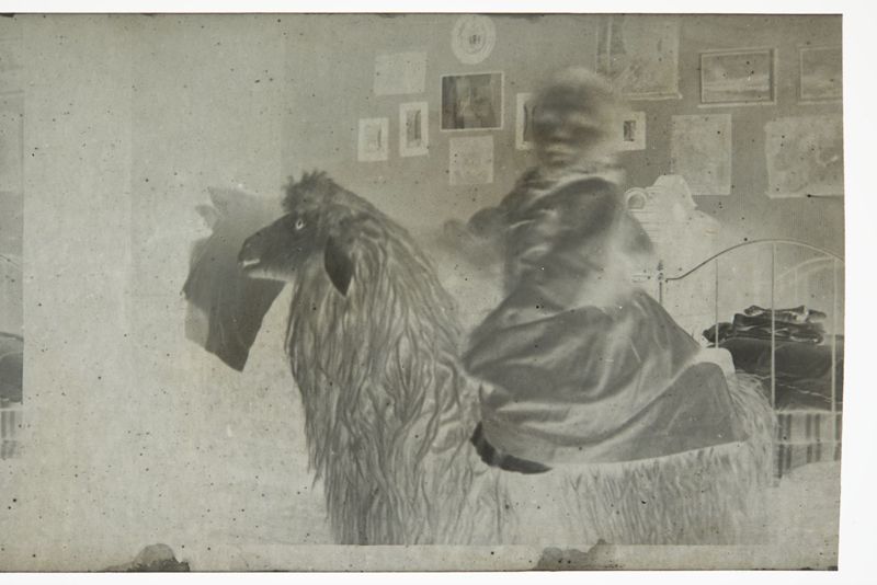 Charles De Mey assis sur son mouton à bascule, dans la chambre de Louise De Mey-van Mattemburgh, rue Saint-Dominique (Paris)