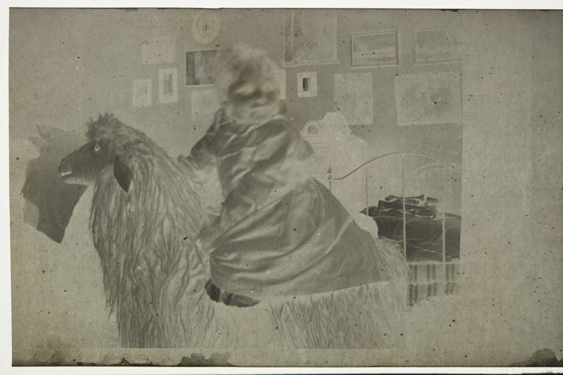 Charles De Mey assis sur son mouton à bascule, dans la chambre de Louise De Mey-van Mattemburgh, rue Saint-Dominique (Paris)