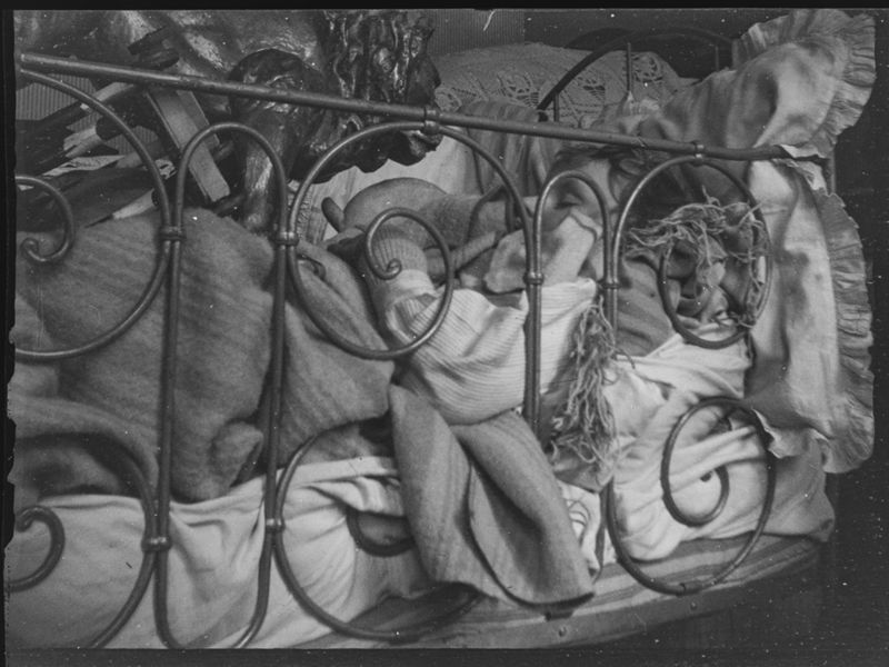 Charles De Mey, malade, dans son lit, rue Saint-Dominique (Paris)