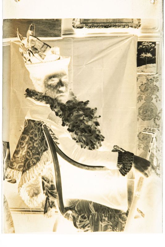 Louise De Mey-van Mattemburgh posant dans l'atelier d'Henri Evenepoel, 21bis avenue de La Motte-Picquet (Paris).