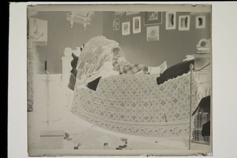 Charles De Mey couché sur le lit de Louise De Mey-van Mattemburgh, rue Saint-Dominique (Paris).