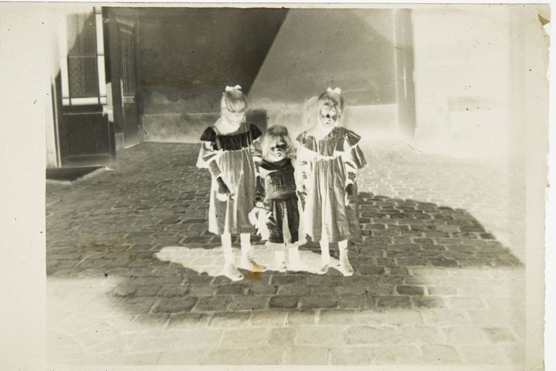 Sophie, Charles et Henriette De Mey dans une cour d'immeuble (Paris ?).
