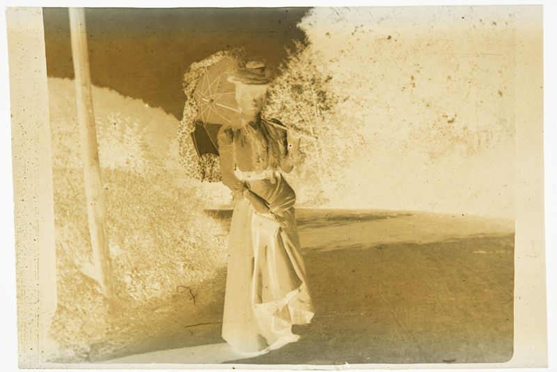 Louise De Mey-van Mattemburgh à l'ombrelle, en promenade, Le Trieu-Colin ( Fooz-Wépion).
