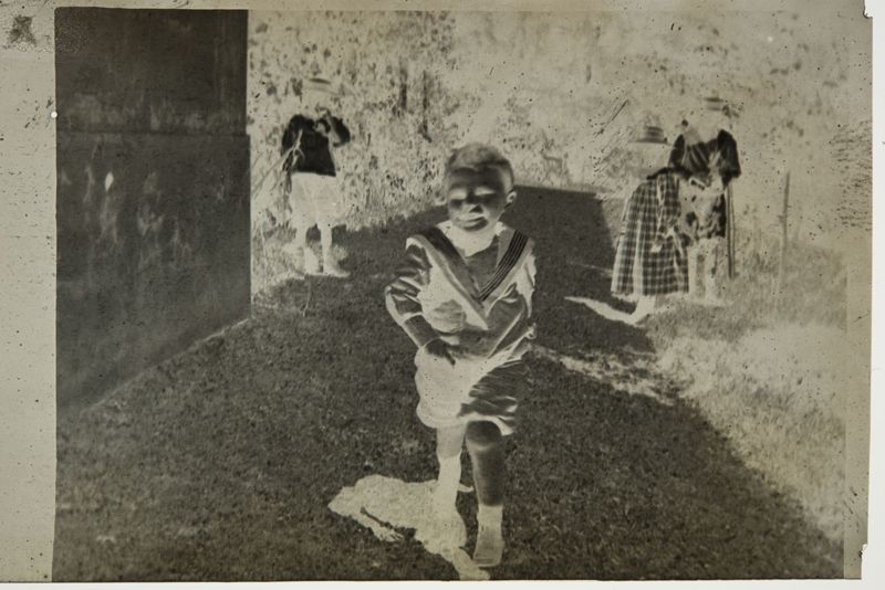 Charles De Mey courant le long de la maison (Dave).