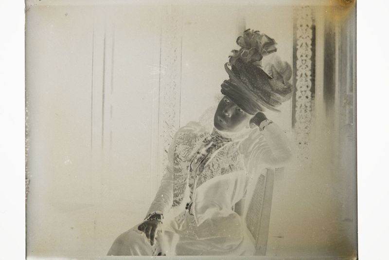 Louise De Mey-van Mattemburgh assise sur 
une chaise, rue Saint-Dominique (Paris)