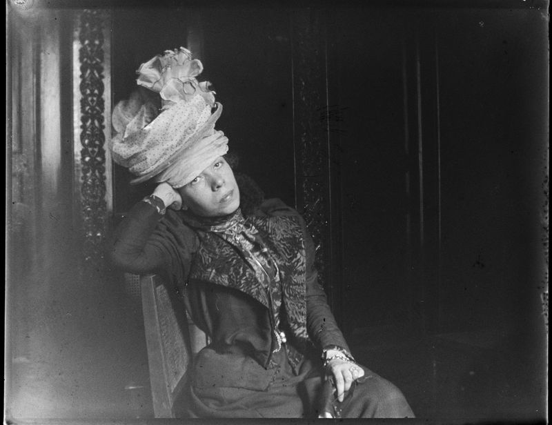 Louise De Mey-van Mattemburgh assise sur 
une chaise, rue Saint-Dominique (Paris)