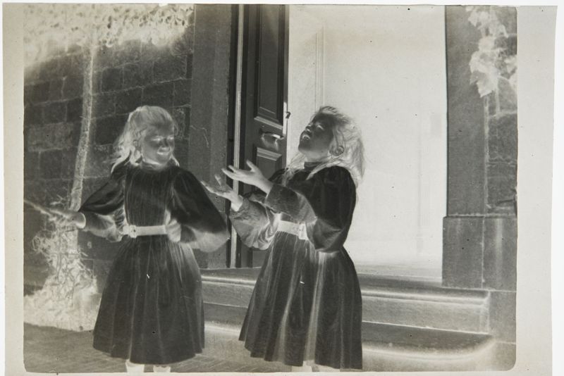 Henriette et Sophie De Mey jouant à la balle, Le Trieu-Colin (Fooz-Wépion).