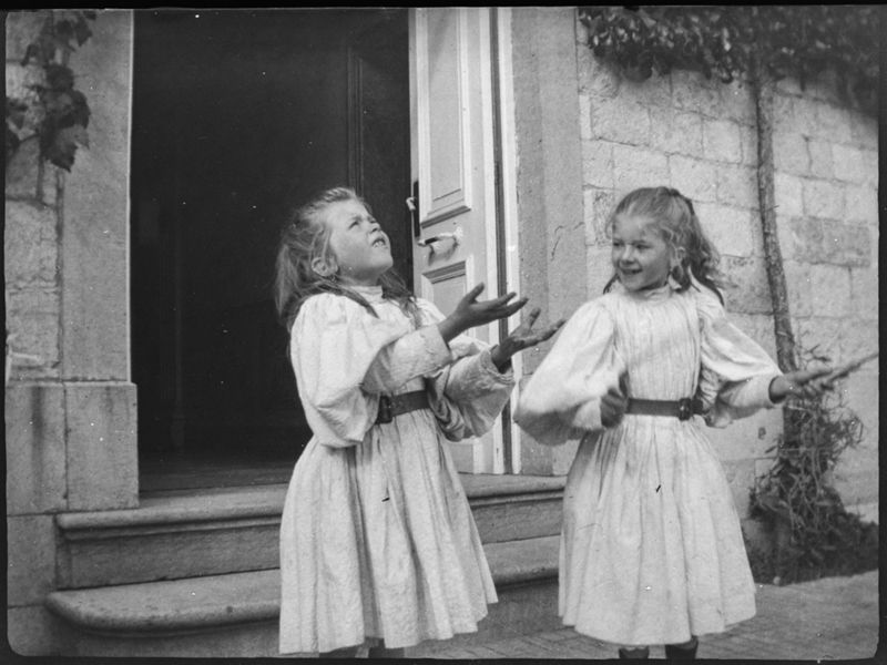 Henriette et Sophie De Mey jouant à la balle, Le Trieu-Colin (Fooz-Wépion).
