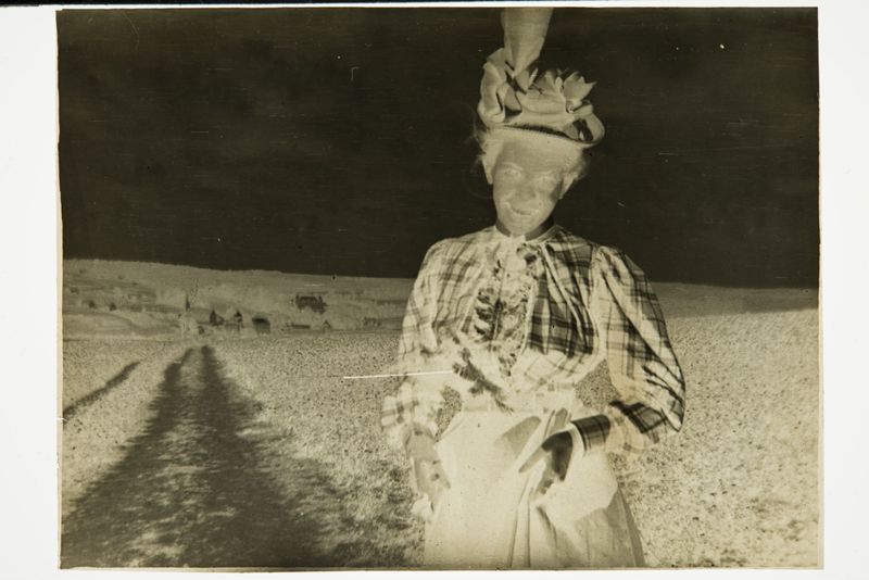 Louise De Mey-van Mattemburgh en promenade, Le Trieu-Colin (Fooz-Wépion).