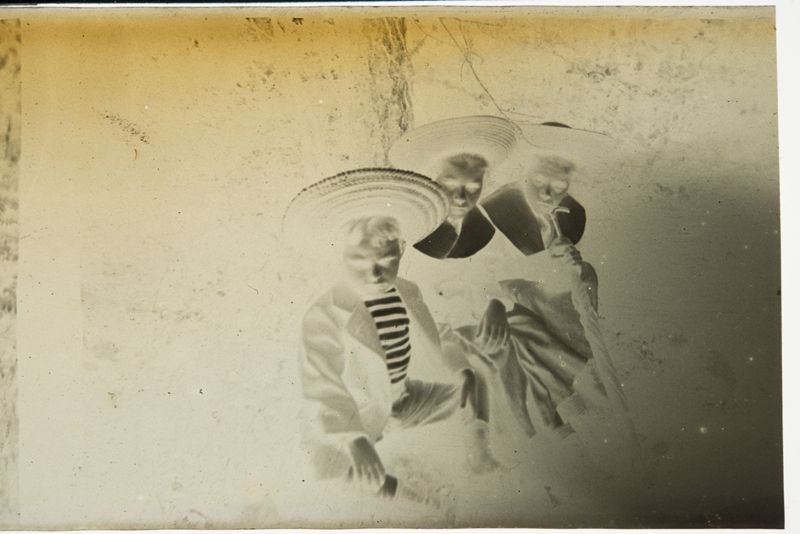 Sophie, Henriette et Charles De Mey assis au 
pied d'un arbre (Dave).