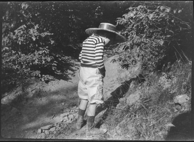 Charles De Mey se soulageant sur le bord du chemin à Dave