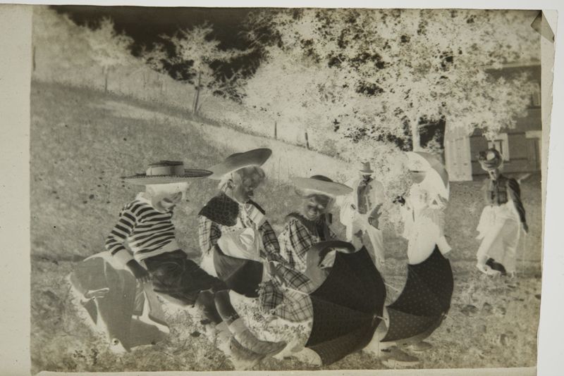 Louise De Mey-van Mattemburgh, Sophie Fraikin-Devis, Edmond Evenepoel, et Henriette, Sophie et Charles De Mey dans un jardin à Dave