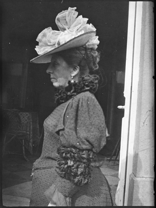 Sophie Fraikin-Devis dans l'embrasure de la porte de la maison du Trieu-Colin à Fooz-Wépion