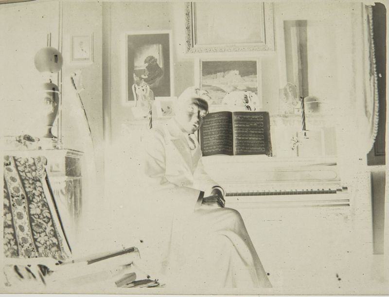 Henri Evenepoel devant le piano, dans le salon de Louise De Mey-van Mattemburgh, rue Saint-Dominique (Paris).