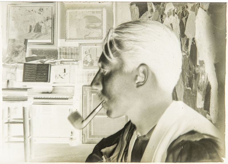 Henri Evenepoel pipe à la bouche dans son atelier, 21bis avenue de La Motte-Picquet, à Paris