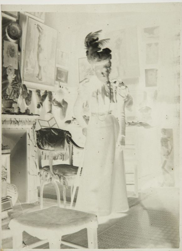 Louise De Mey-van Mattemburgh posant dans l'atelier d'Henri Evenepoel, 21bis avenue de La Motte-Picquet, à Paris