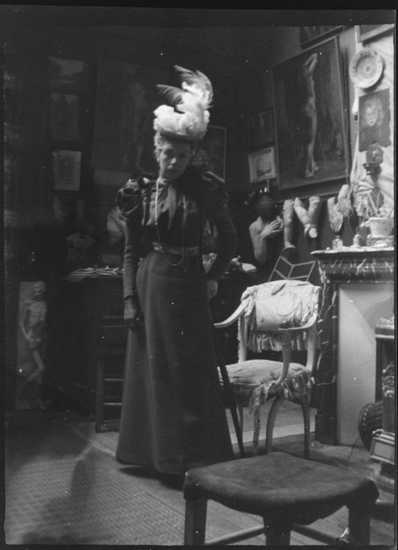 Louise De Mey-van Mattemburgh posant dans l'atelier d'Henri Evenepoel, 21bis avenue de La Motte-Picquet, à Paris