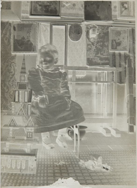 Charles De Mey assis dans l'atelier d'Henri Evenepoel, 21bis avenue de La Motte-Picquet, à Paris