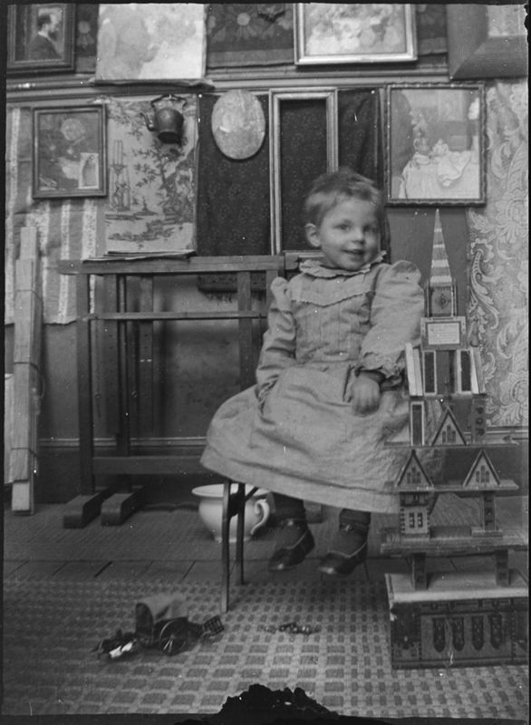 Charles De Mey assis dans l'atelier d'Henri Evenepoel, 21bis avenue de La Motte-Picquet, à Paris